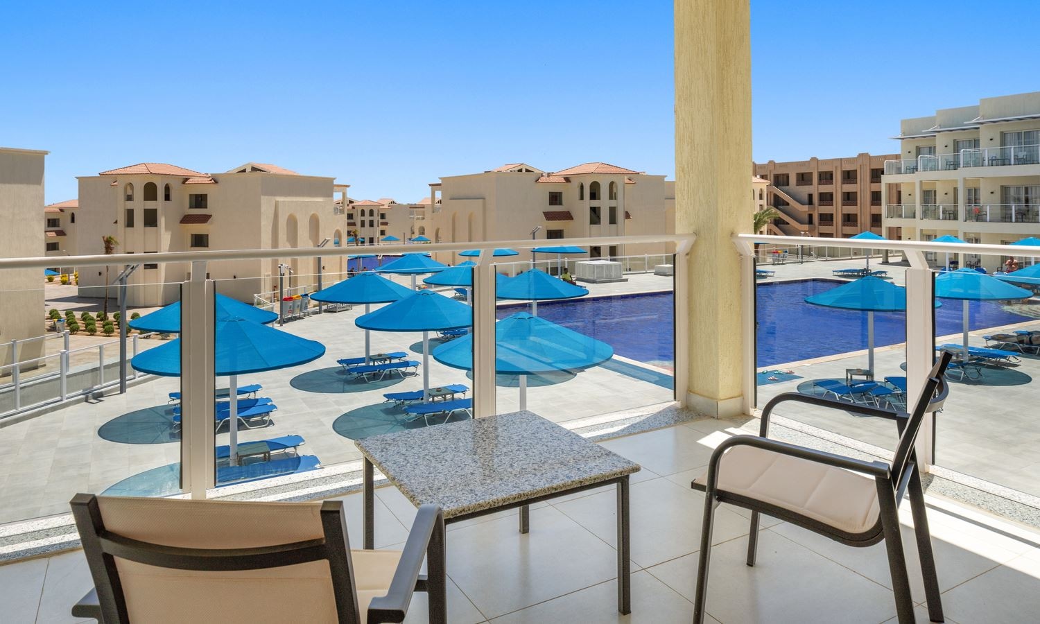 rooms-family-deluxe-pool-view