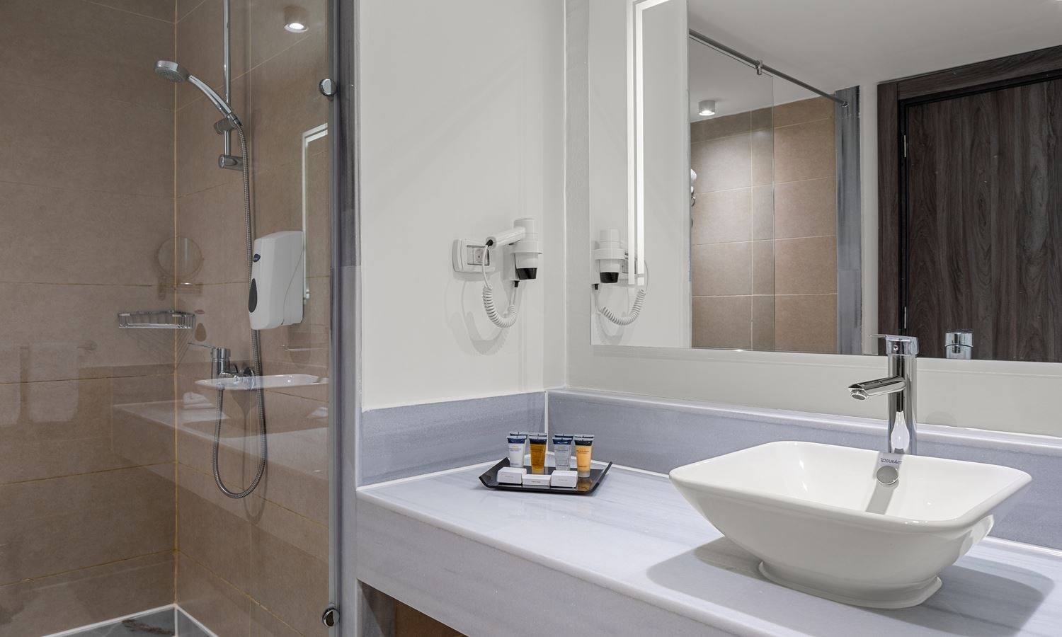 rooms-family-2-connected-rooms-pool-view