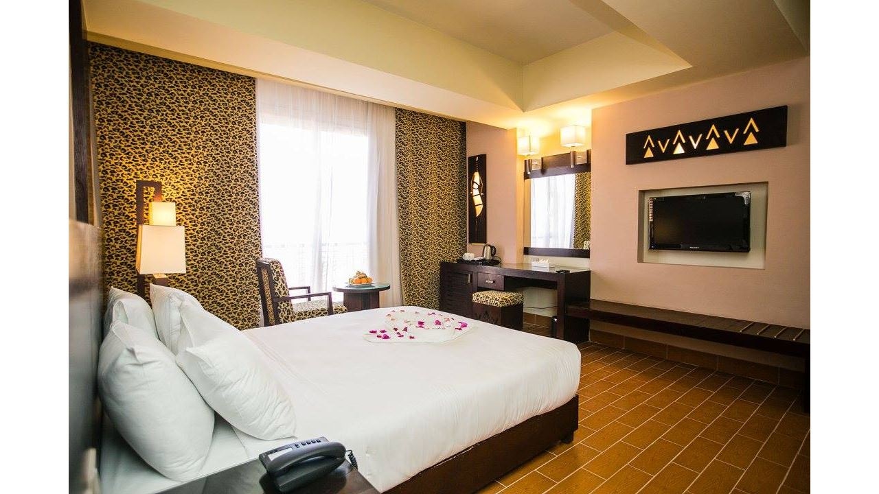 rooms-jacuzzi-suite-pool-view