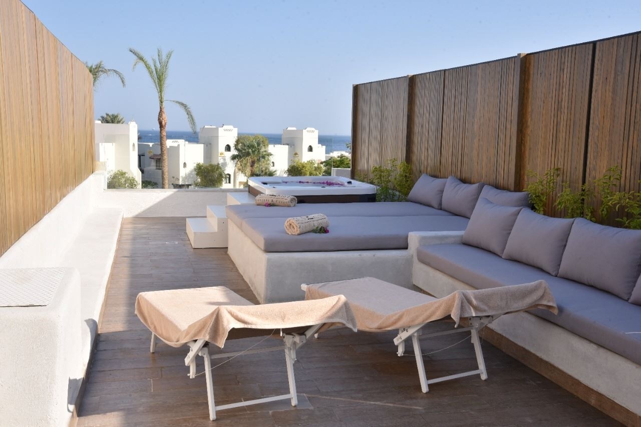 rooms-jacuzzi-suite-seapartial-sea-view