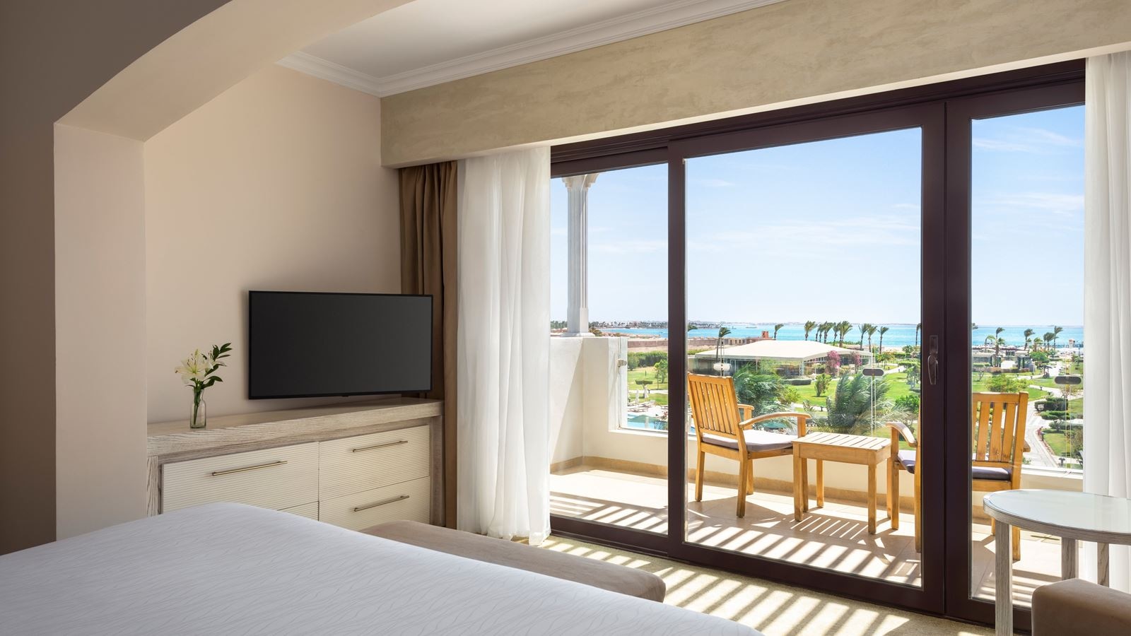 rooms-superior-suite-king-bed-pool-view