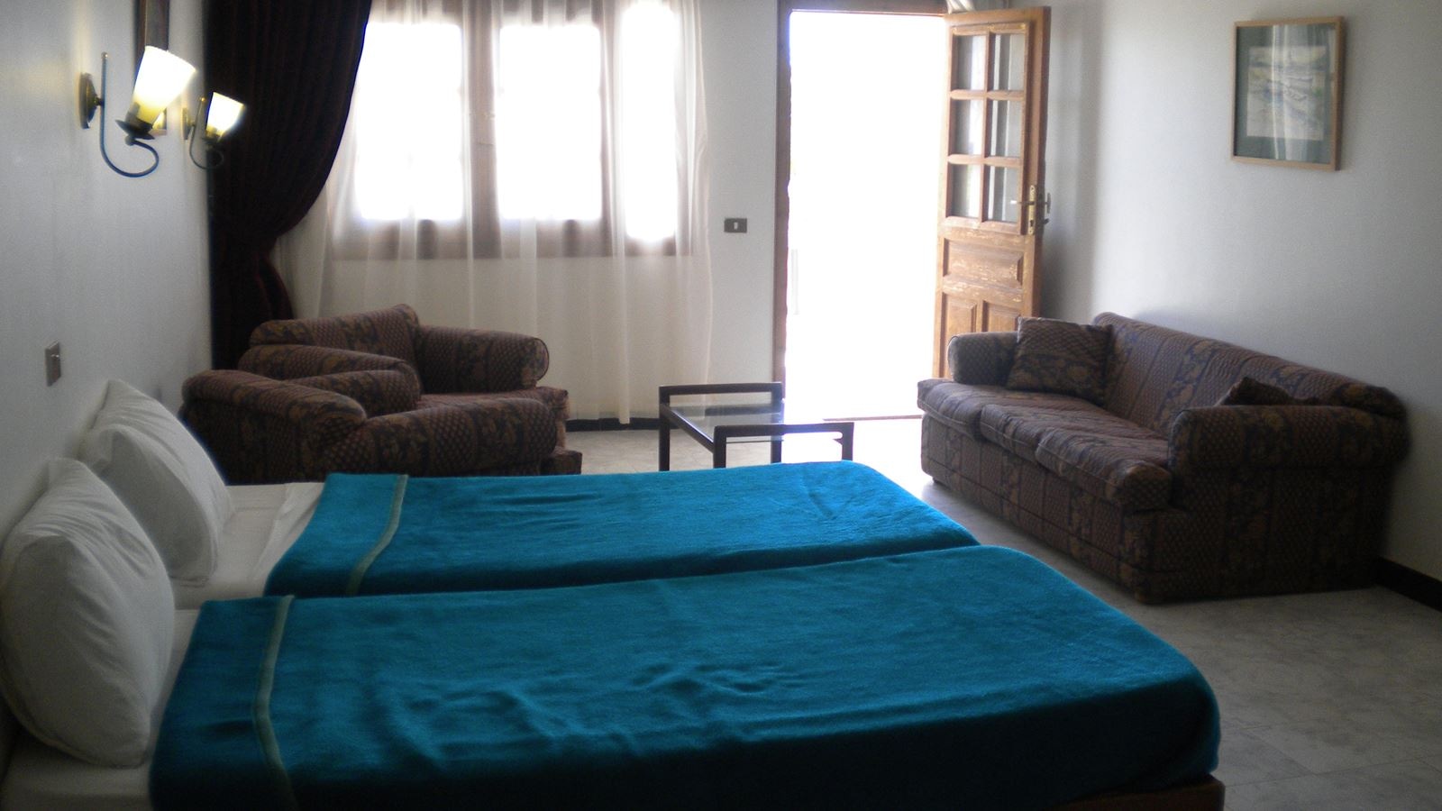 rooms-family-room-side-sea-view