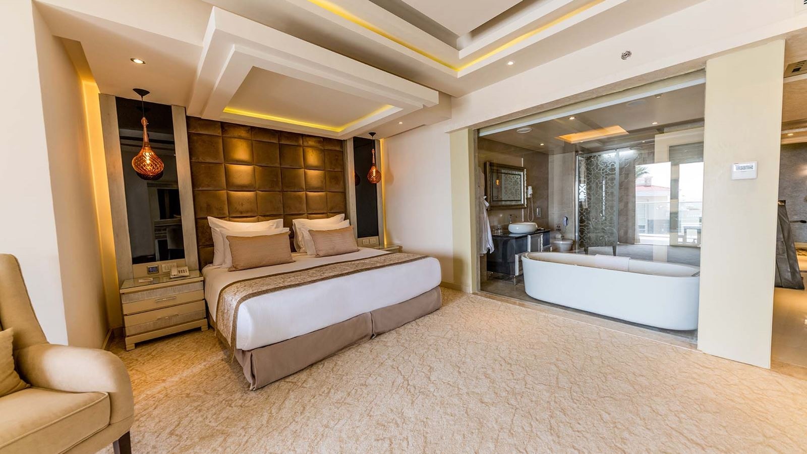 rooms-deluxe-jacuzzi-room