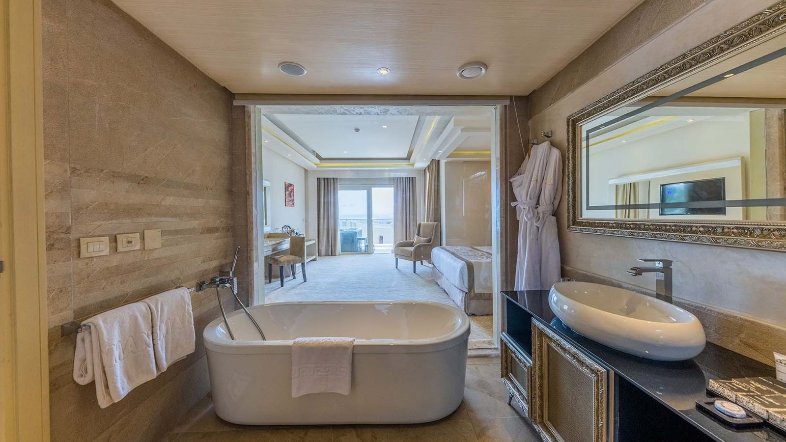 rooms-deluxe-jacuzzi-room