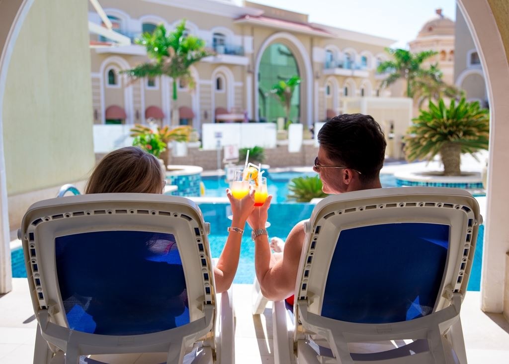 rooms-deluxe-swimup-room