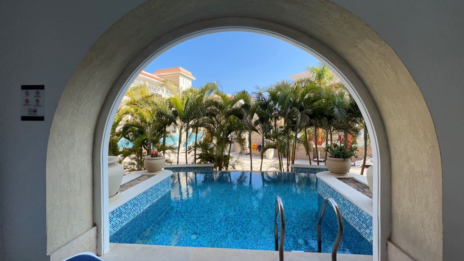 rooms-deluxe-swimup-room