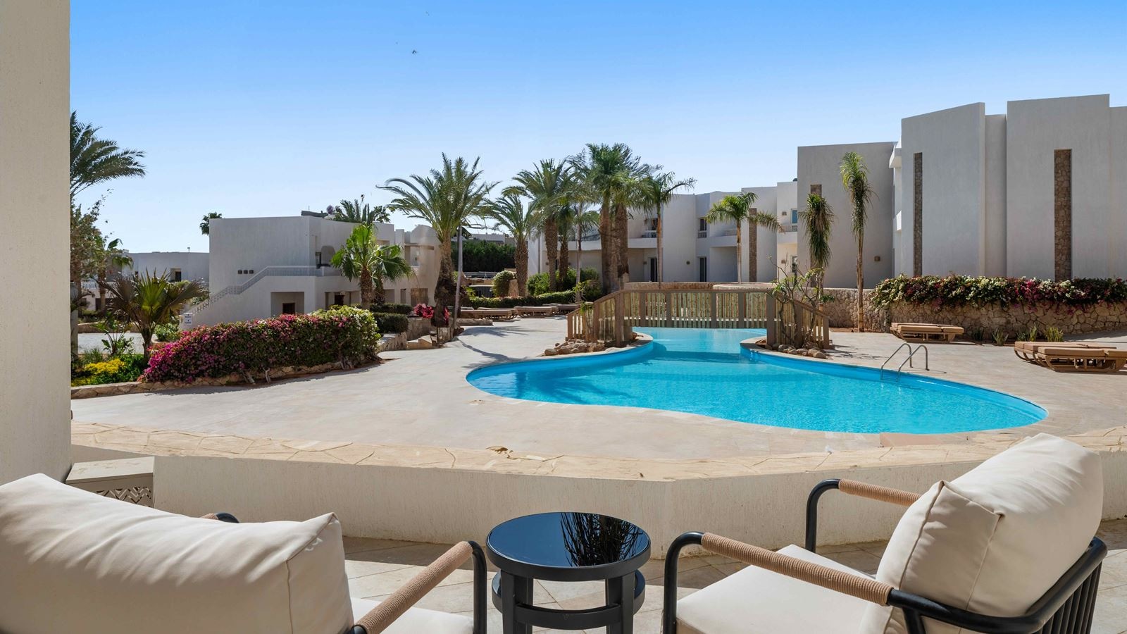 rooms-beachside-grand-premium-room-garden-or-pool-view