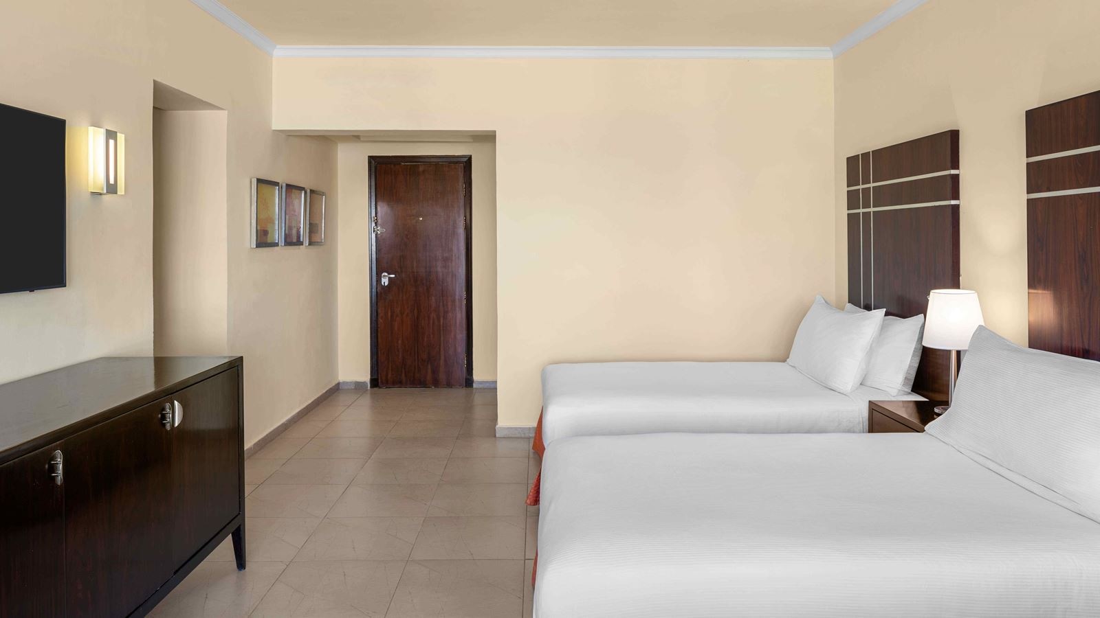 rooms-mountainside-deluxe-room-pool-view