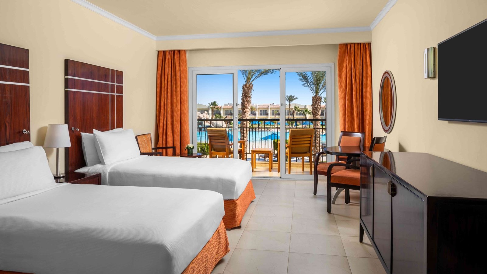 rooms-mountainside-deluxe-room-pool-view