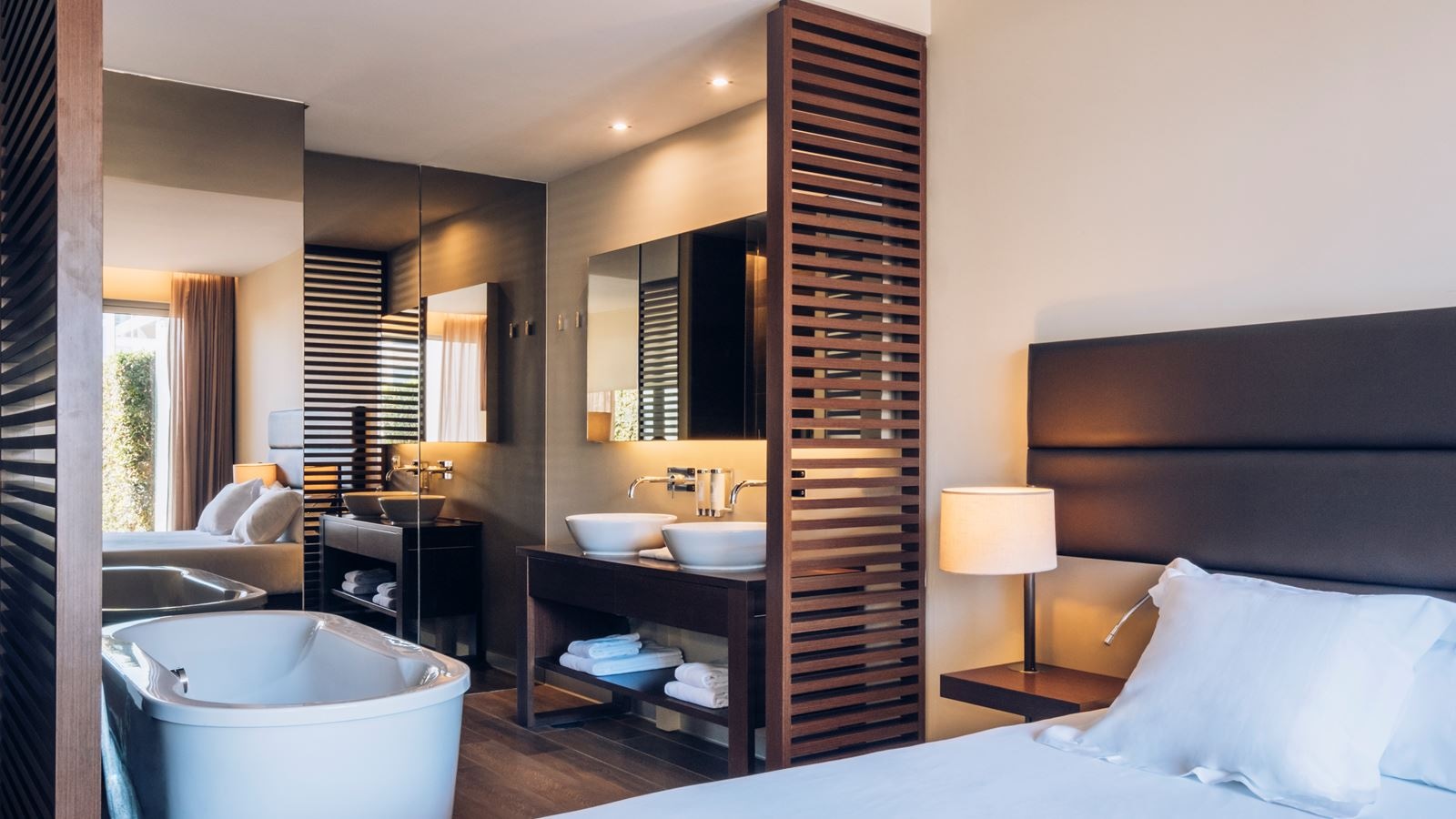 rooms-double-pool-view