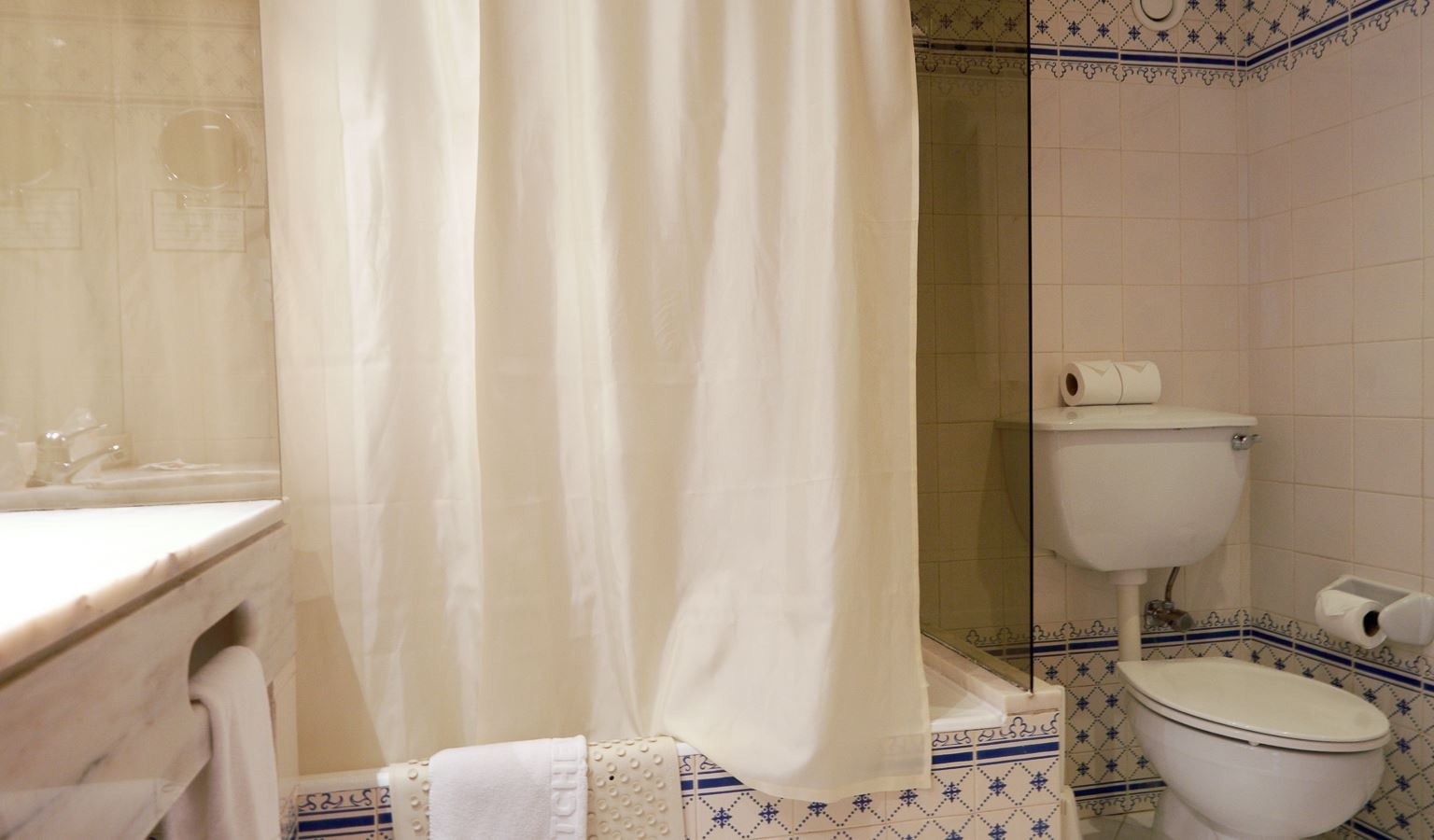 rooms-deluxe-room