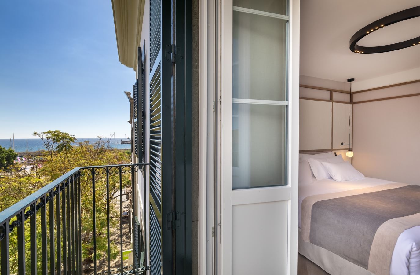 rooms-deluxe-room-city-view