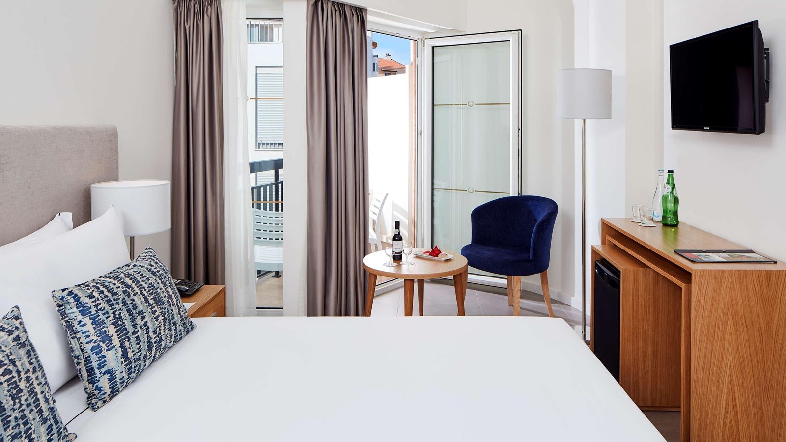 rooms-family-room-pool-view