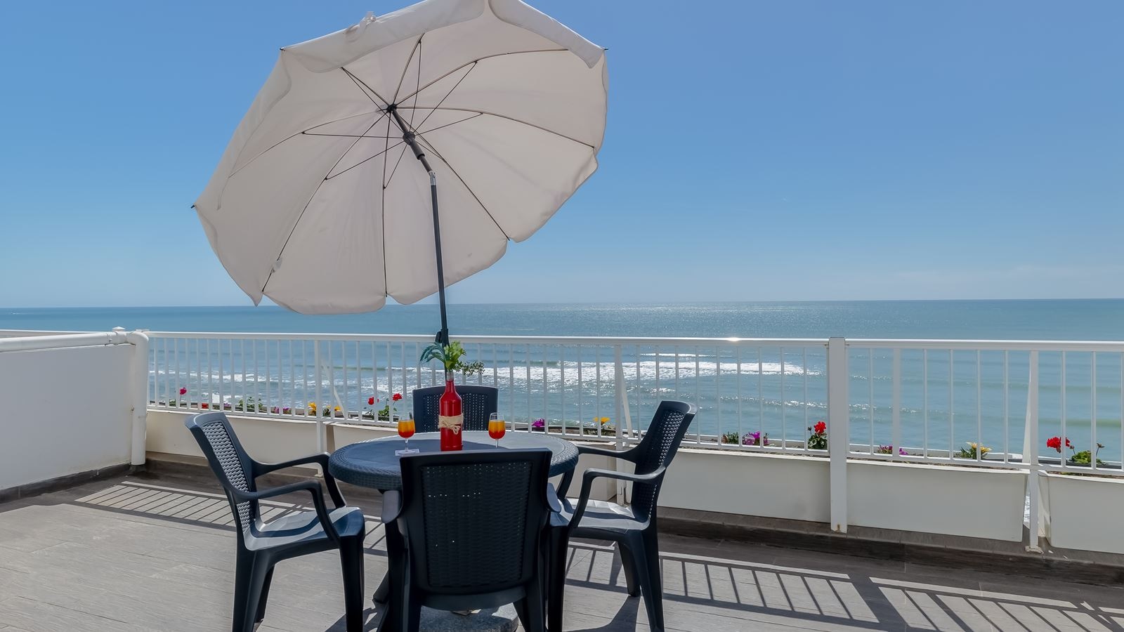 rooms-deluxe-one-bedroom-suite-sea-view-t1is