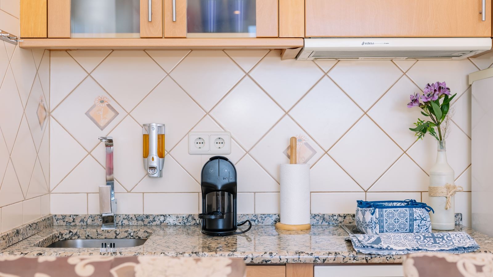 rooms-deluxe-one-bedroom-suite-sea-view-t1is