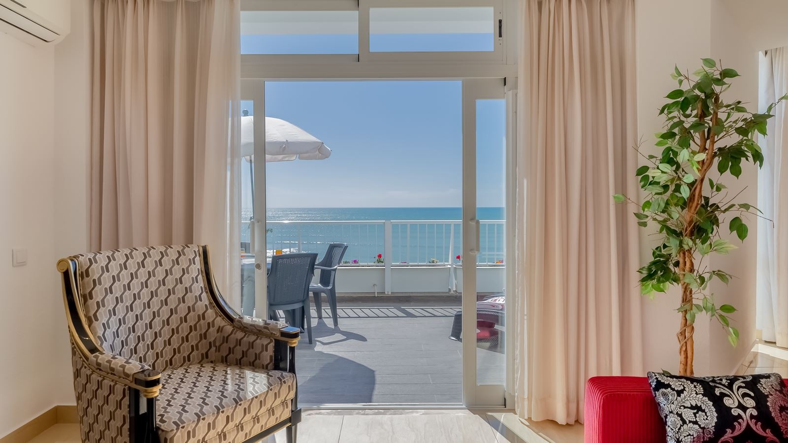 rooms-deluxe-one-bedroom-suite-sea-view-t1is