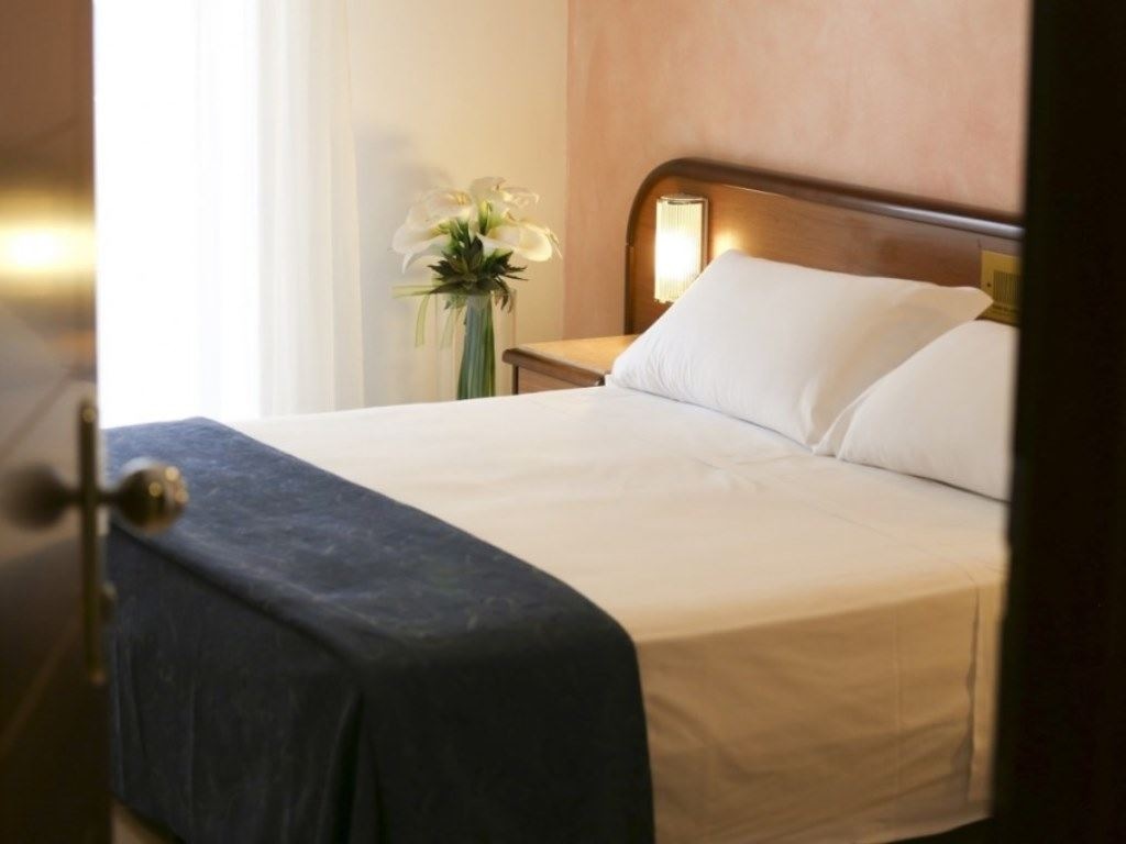 rooms-classic-room--lateral-sea-view