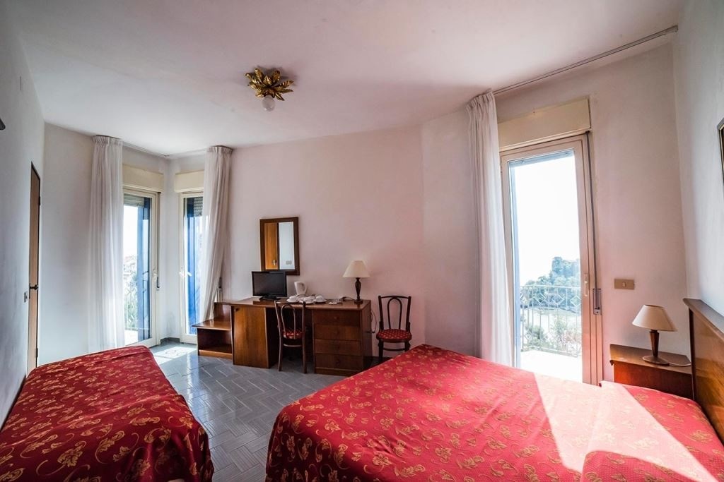 rooms-standard-room-sea-view-with-window-3-pax