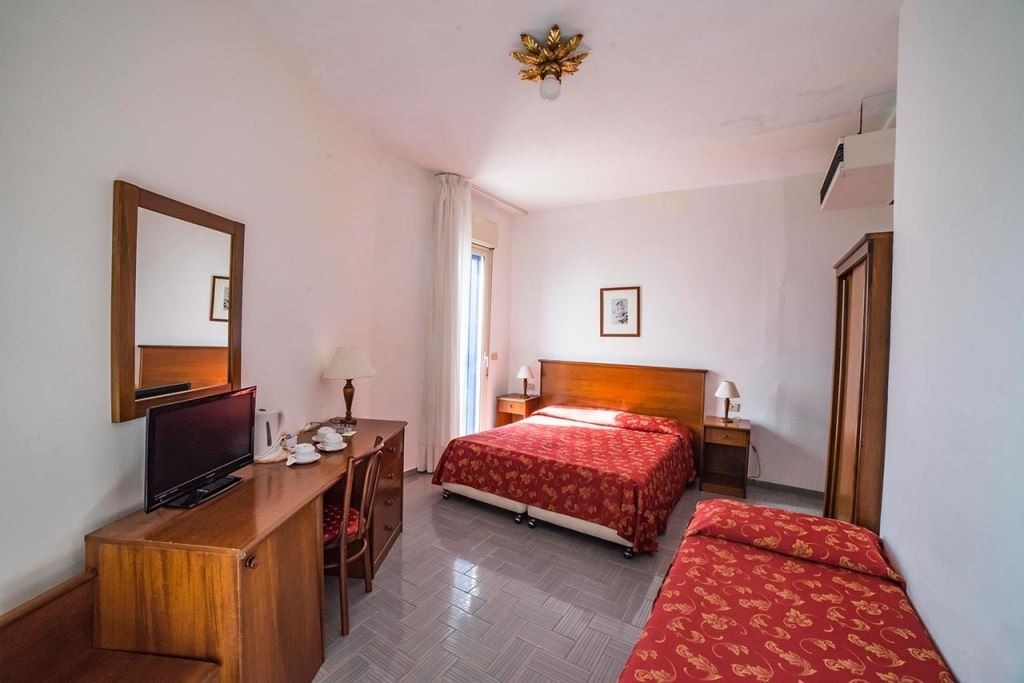 rooms-standard-room-sea-view-with-window-3-pax