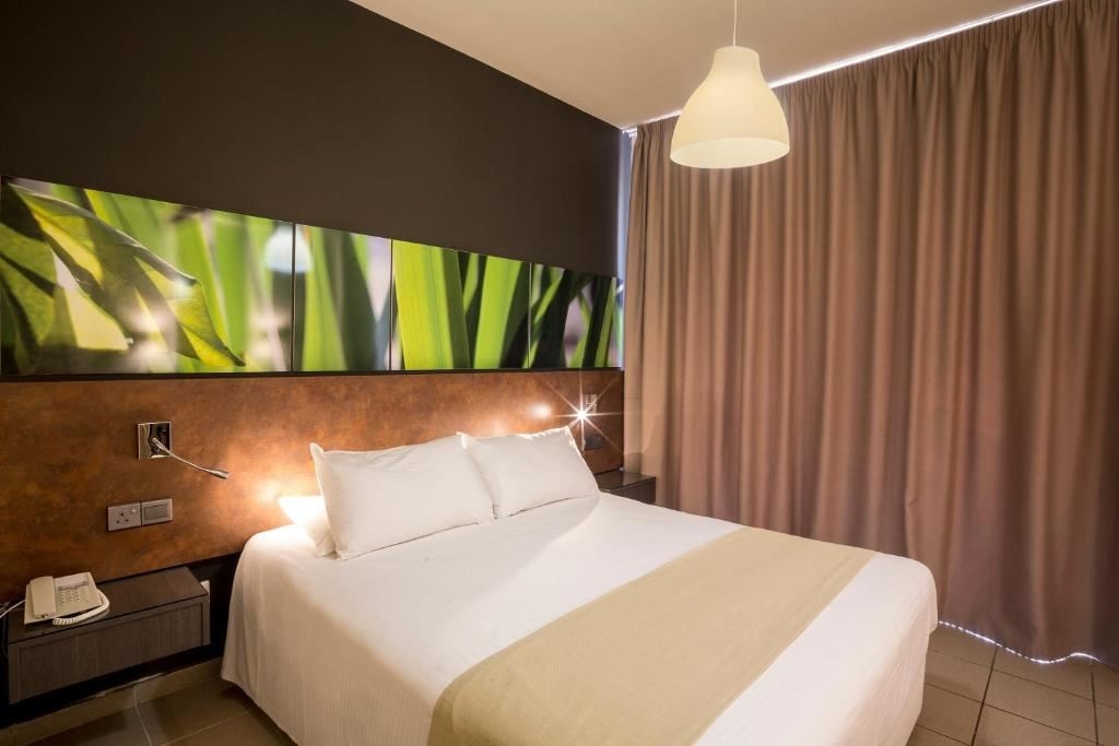 rooms-2-connecting-rooms-standard-family-room-pool-view