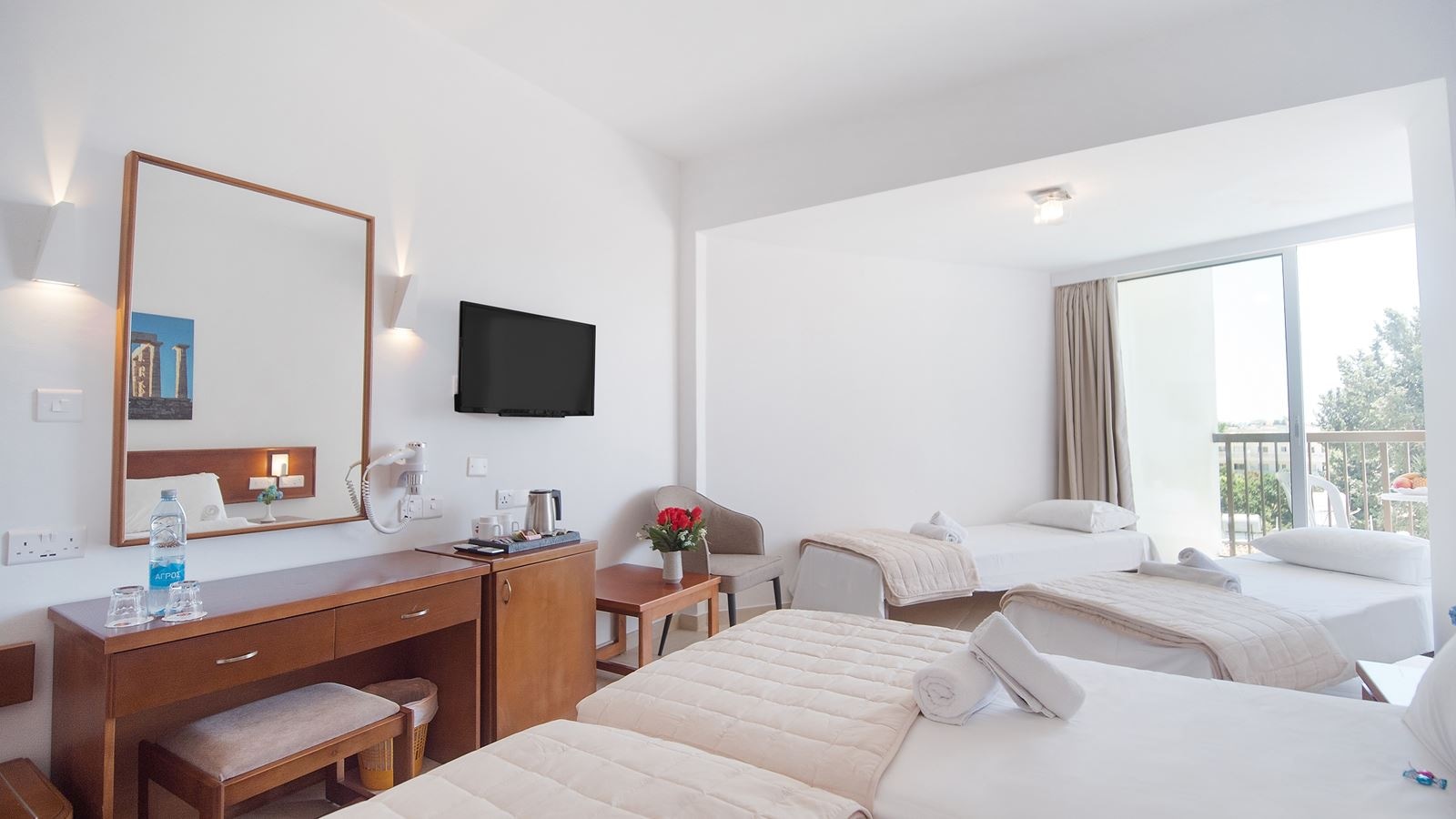 rooms-standard-room-lateralseaview-balcony