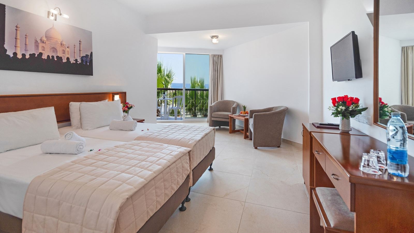 rooms-standard-room-lateralseaview-balcony