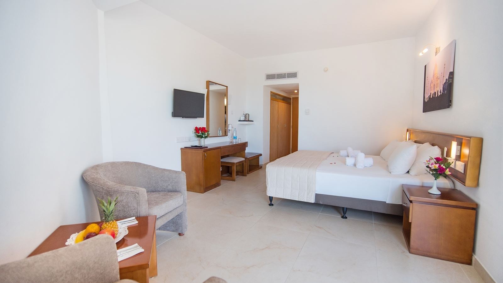 rooms-standard-room-lateralseaview-balcony