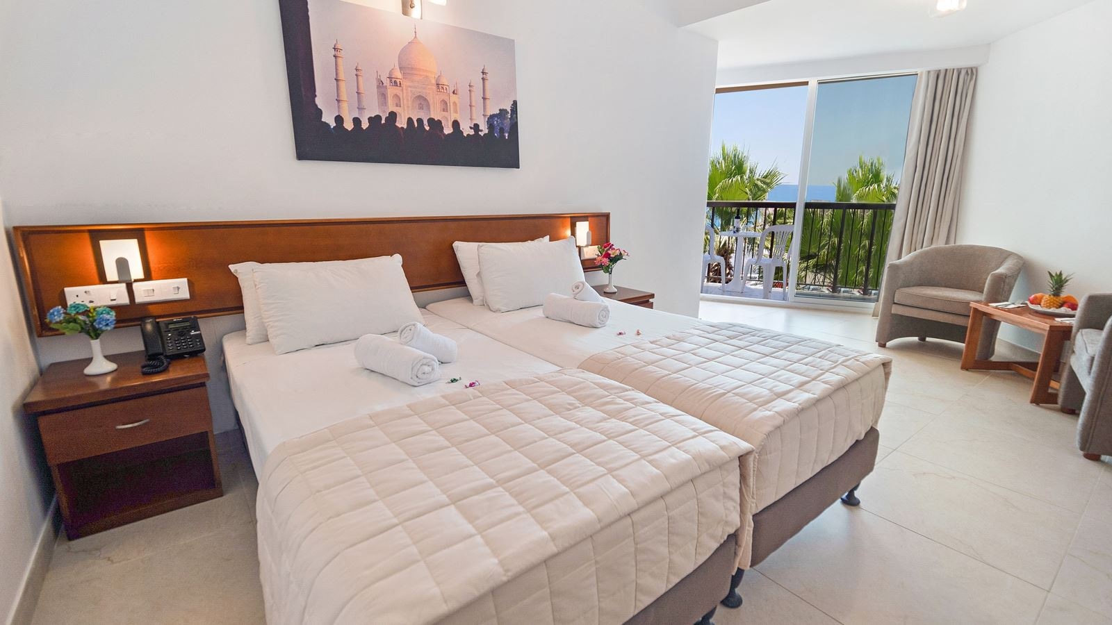 rooms-singleuse-standard-room-lateralseaview-balcony