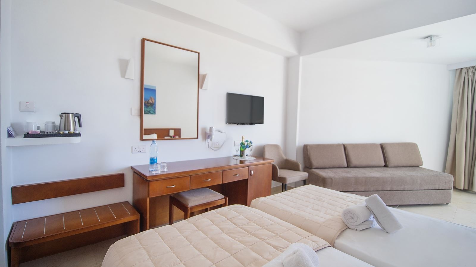 rooms-standard-room-lateral-seaview-or-poolview-balcony