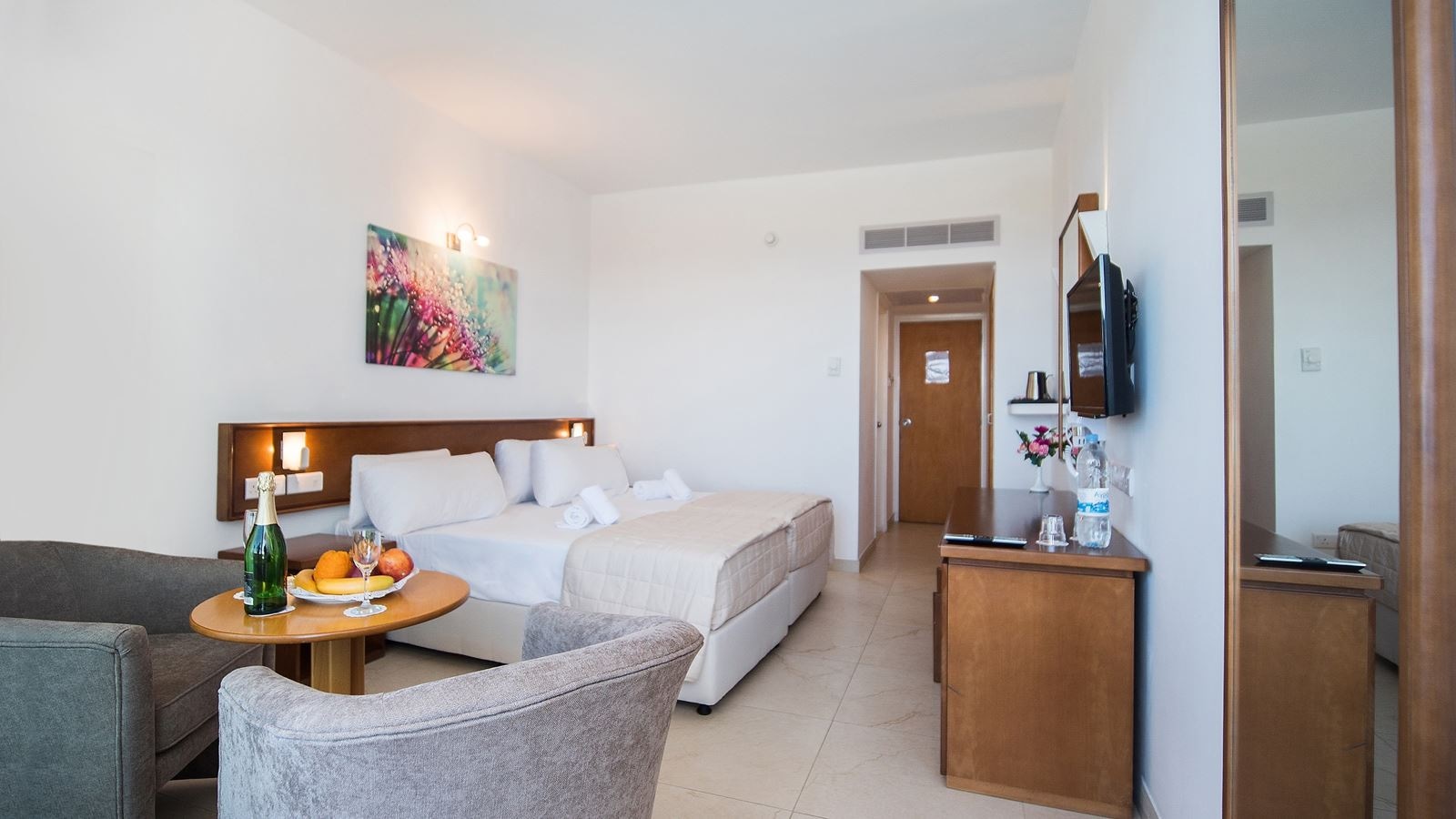 rooms-standard-room-lateral-seaview-or-poolview-balcony