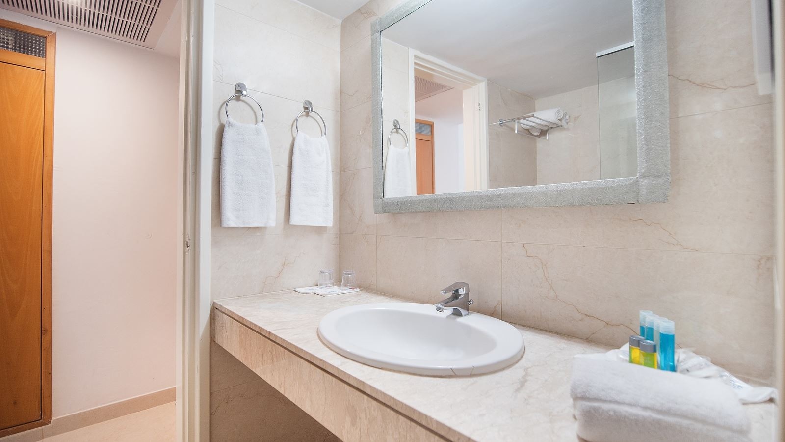 rooms-standard-room-seaview-balcony