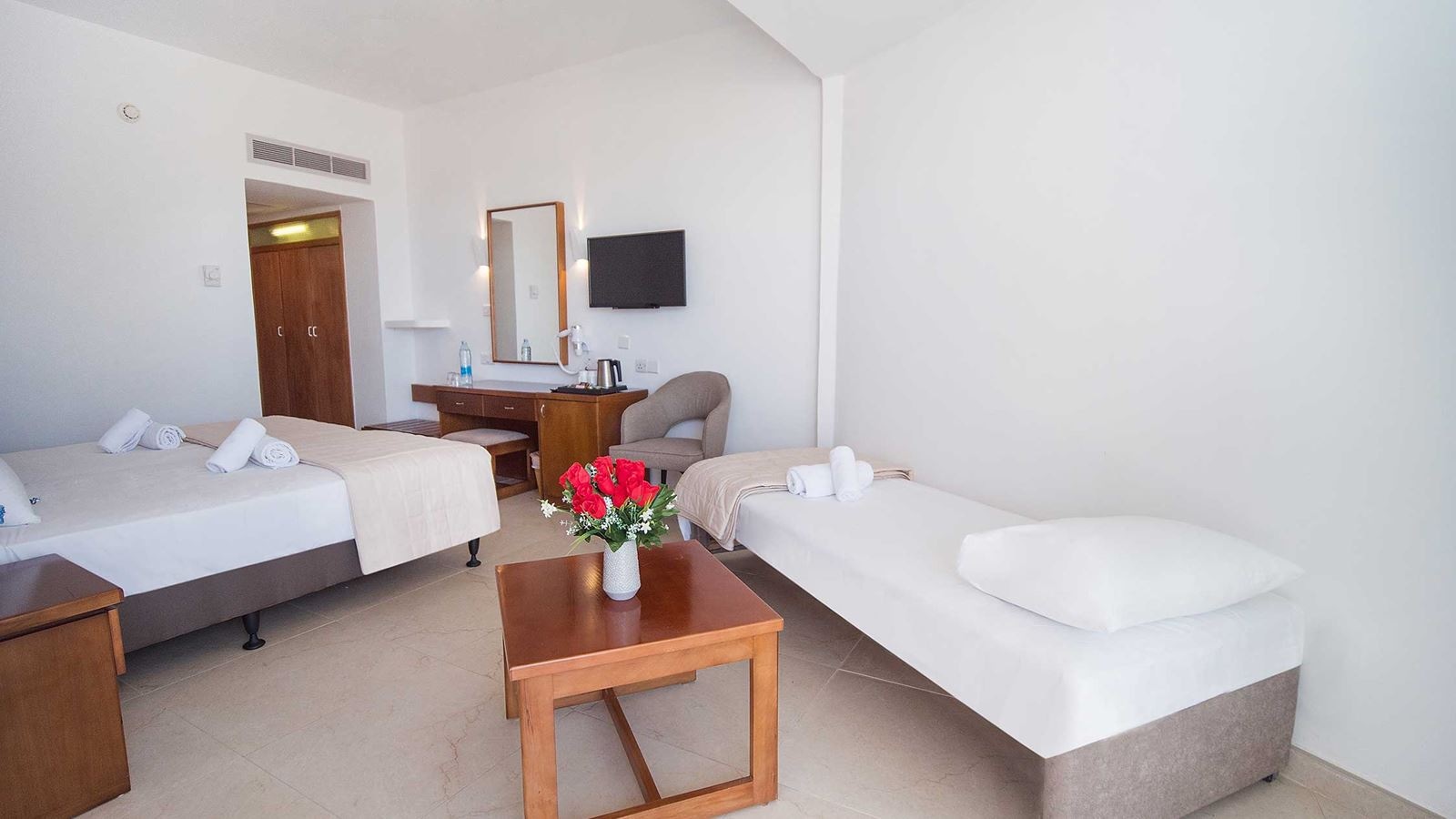 rooms-standard-single-pool-view