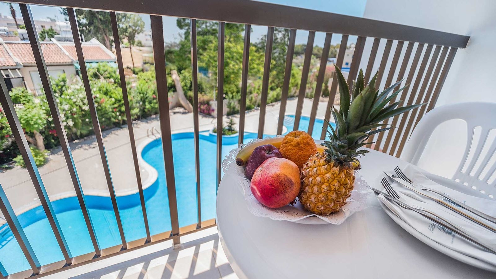 rooms-standard-single-pool-view