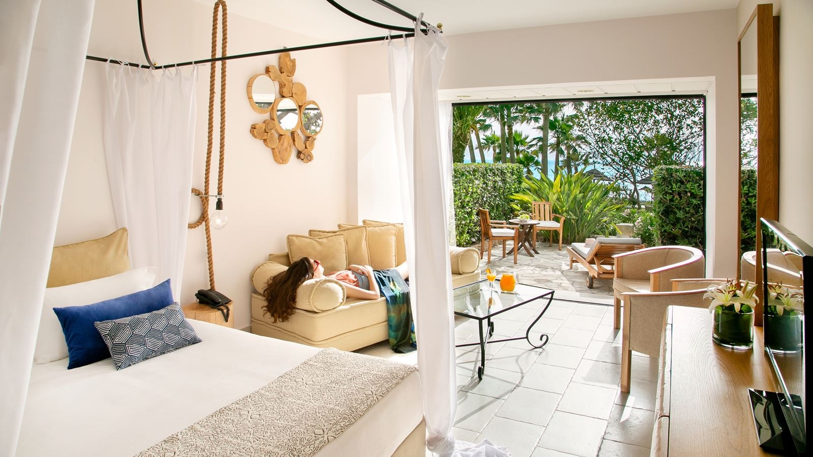rooms-junior-suite-seaview-with-privategarden