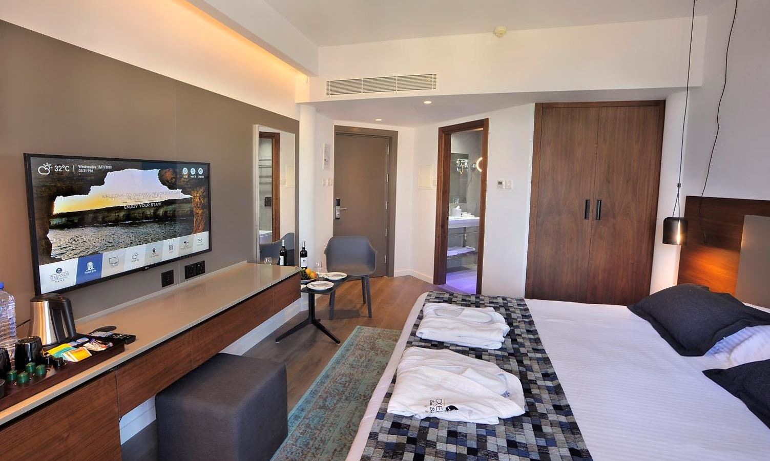 rooms-deluxe-room-sea-view