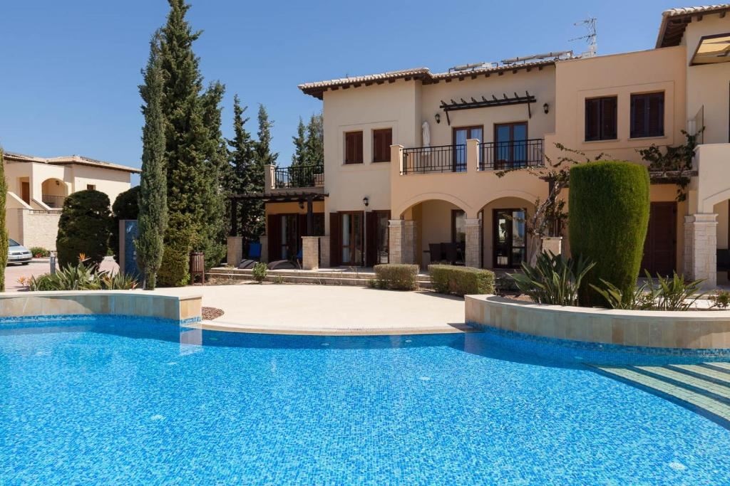 rooms-standard-apartment-sharedpoolterrace