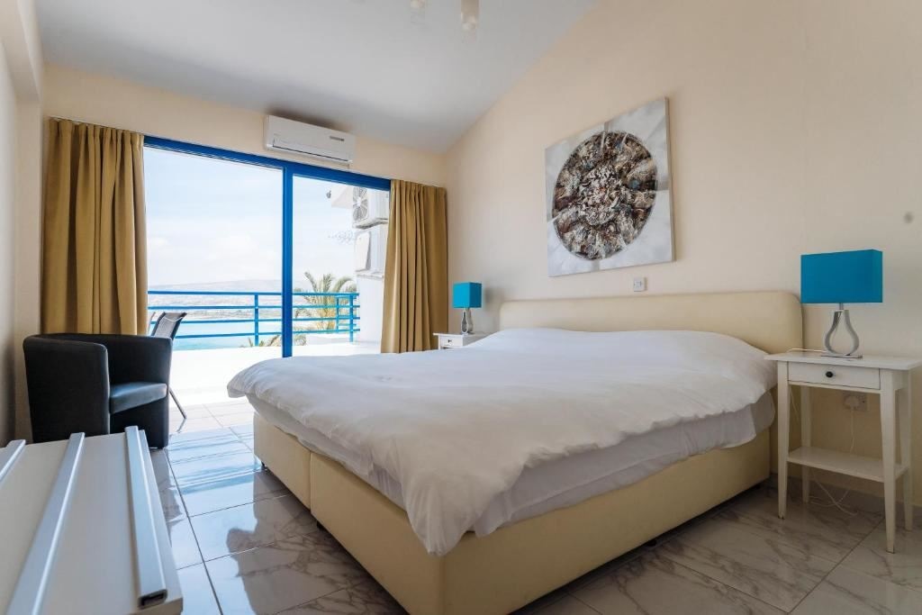 rooms-1-bedroom-superior-apartment-seaview-balcony