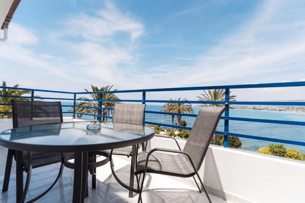 rooms-1-bedroom-superior-apartment-seaview-balcony