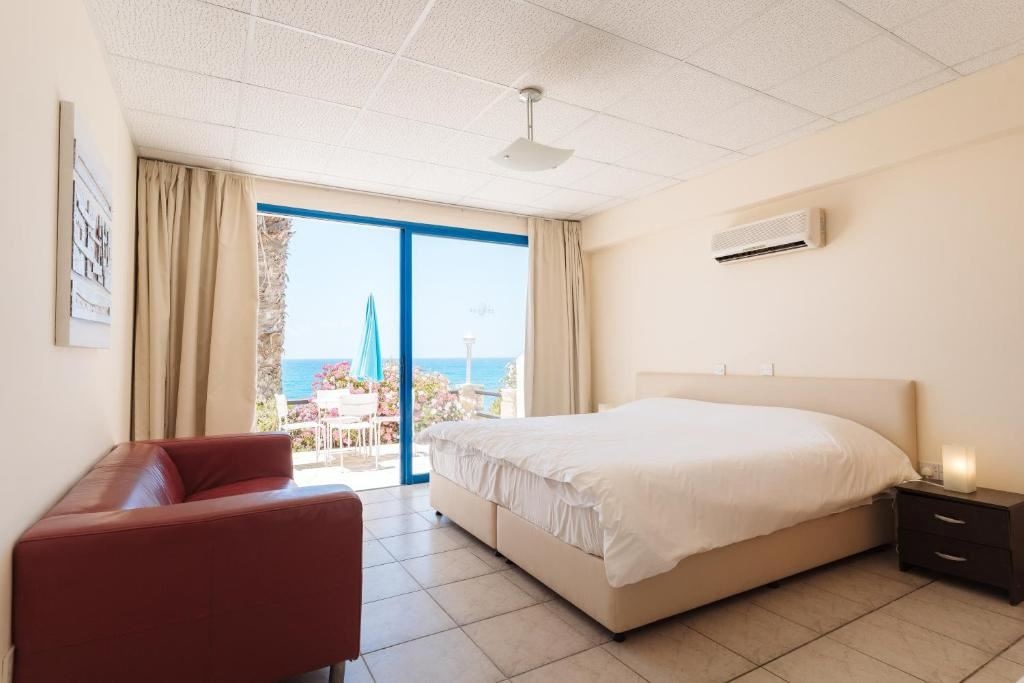 rooms-1-bedroom-standard-apartment-seaview-balcony-or-terrace