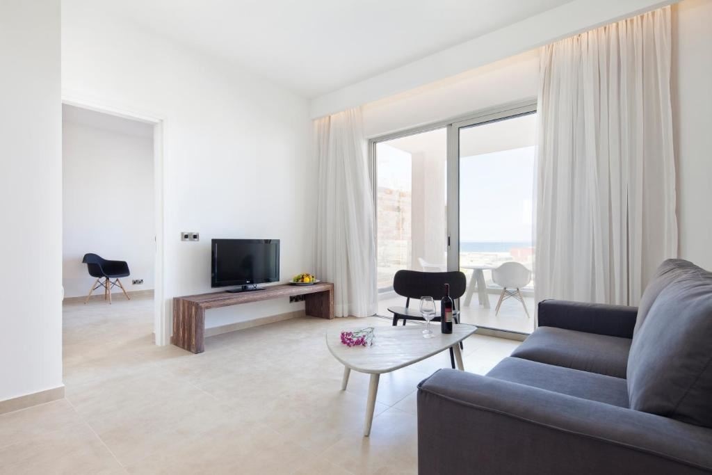 rooms-1-bedroom-suite-seaview-balcony