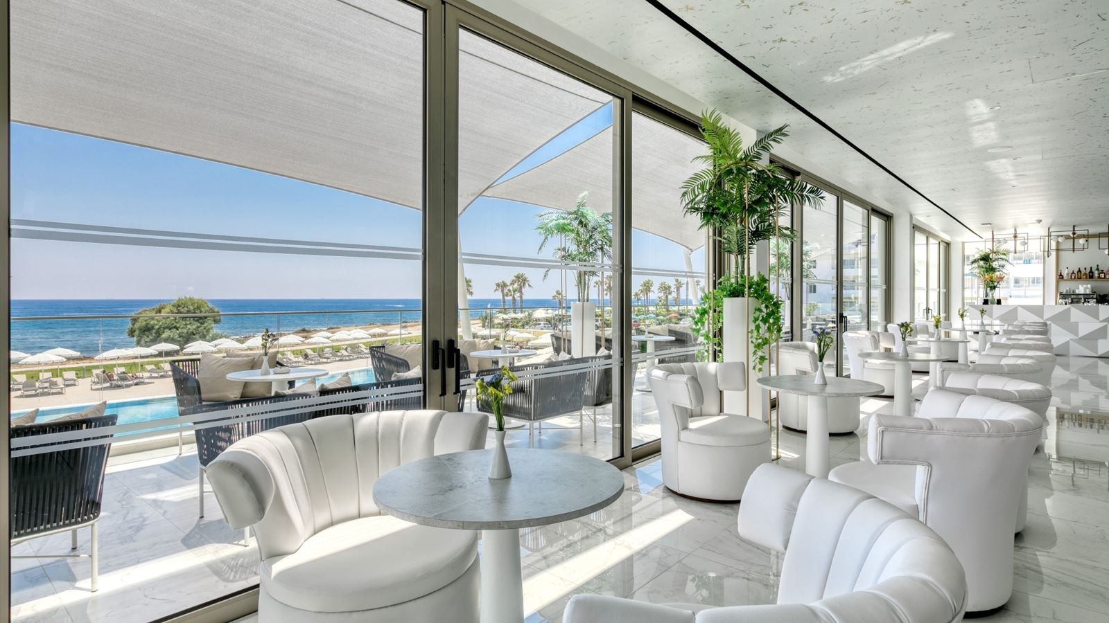 bars-mirrors-lobby-bar