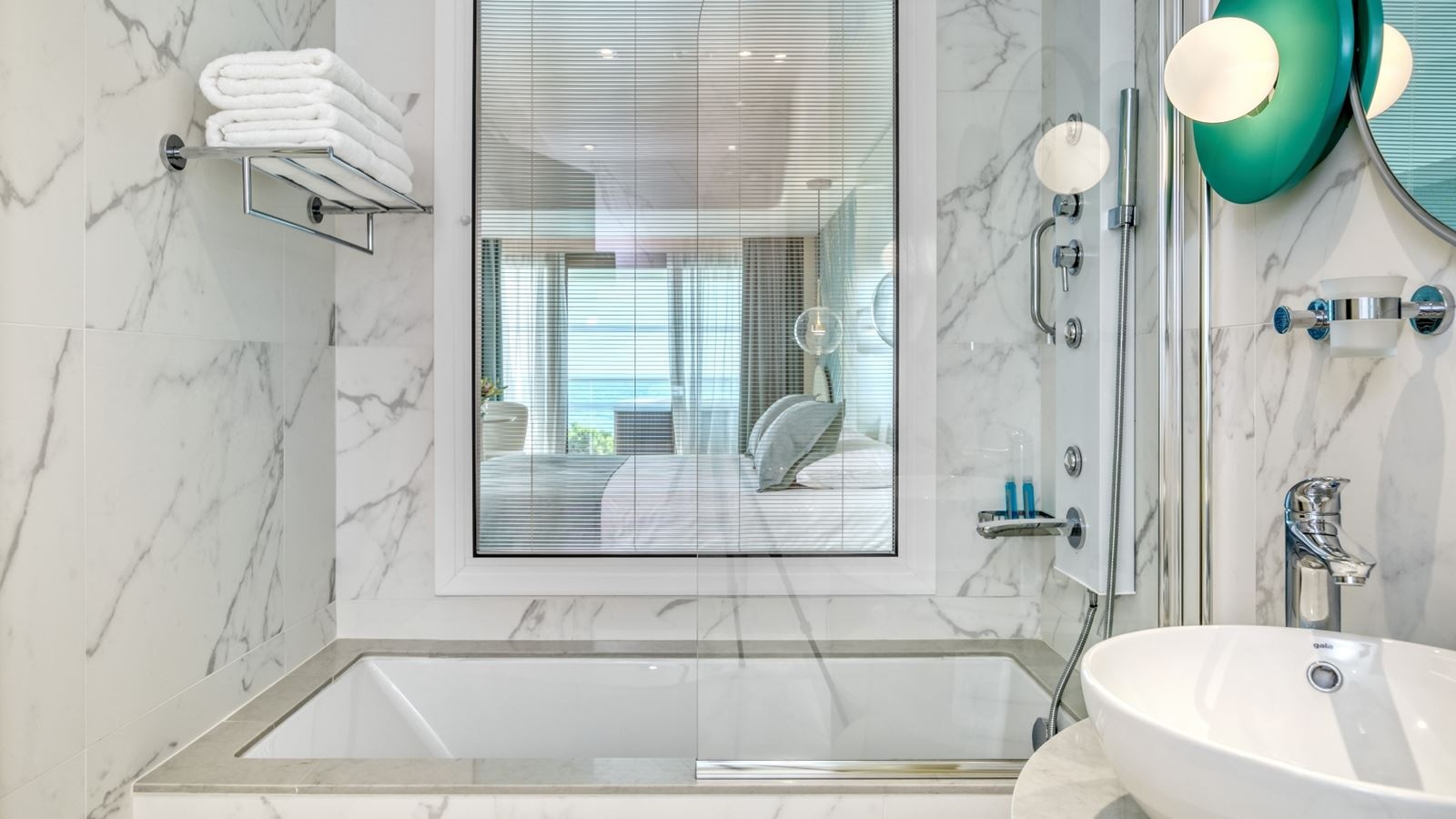 rooms-standard-juniorsuite-seaview-with-jacuzzi