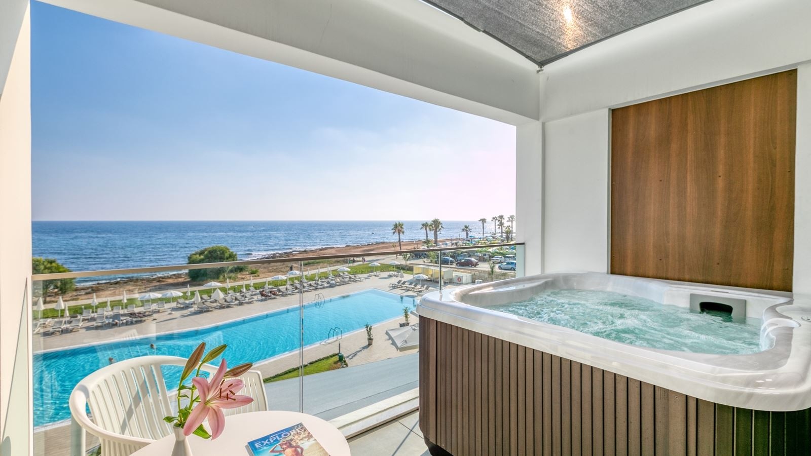 rooms-standard-juniorsuite-seaview-with-jacuzzi