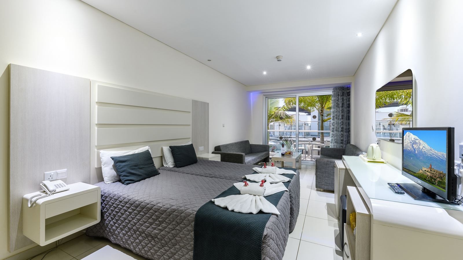 rooms-standard-familyroom-balcony