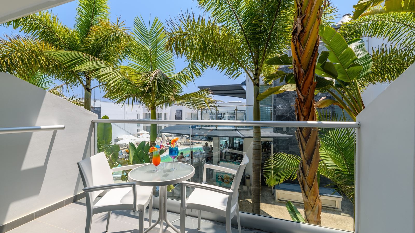 rooms-standard-familyroom-balcony