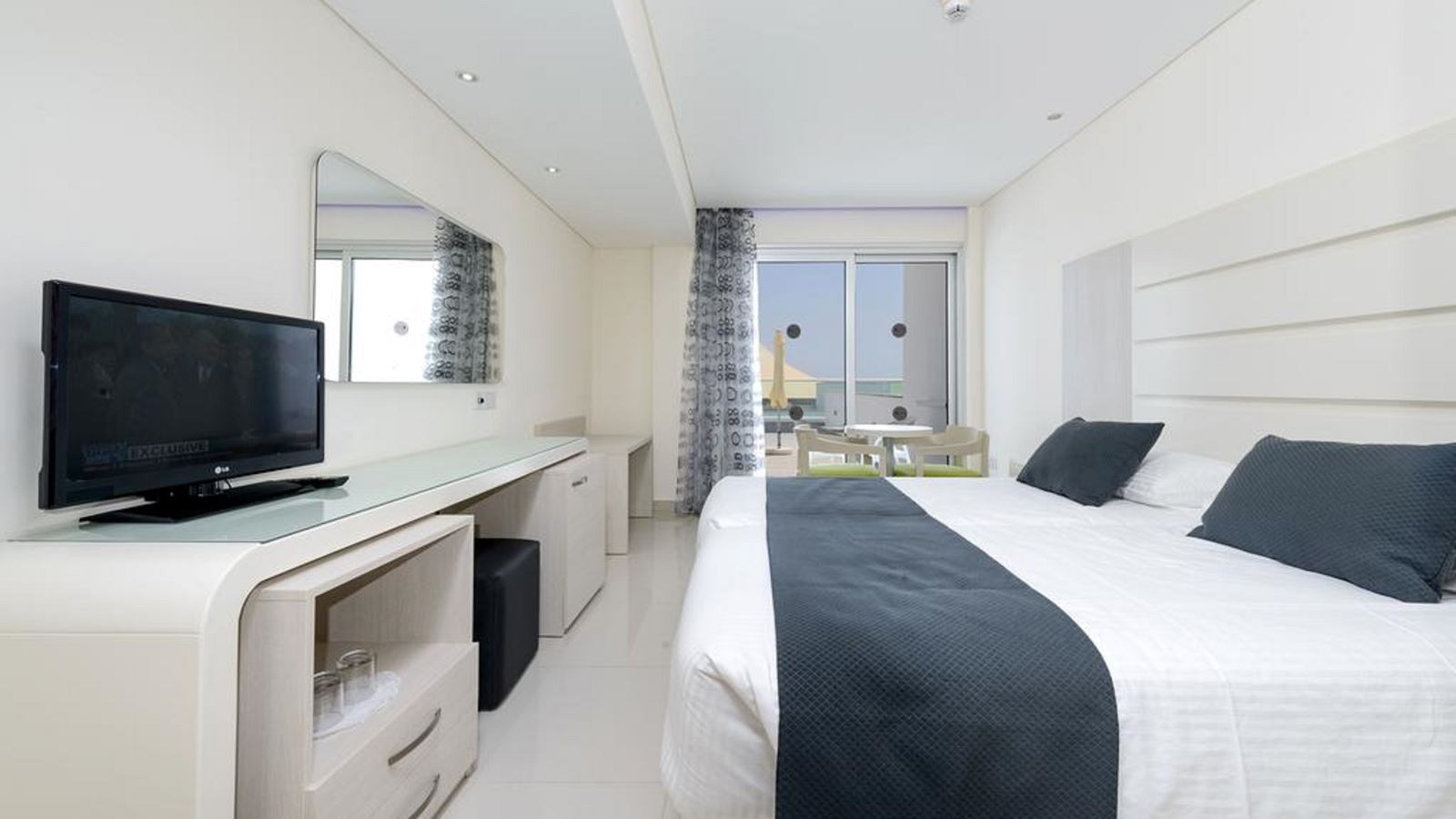 rooms-double-or-twin-pool-view