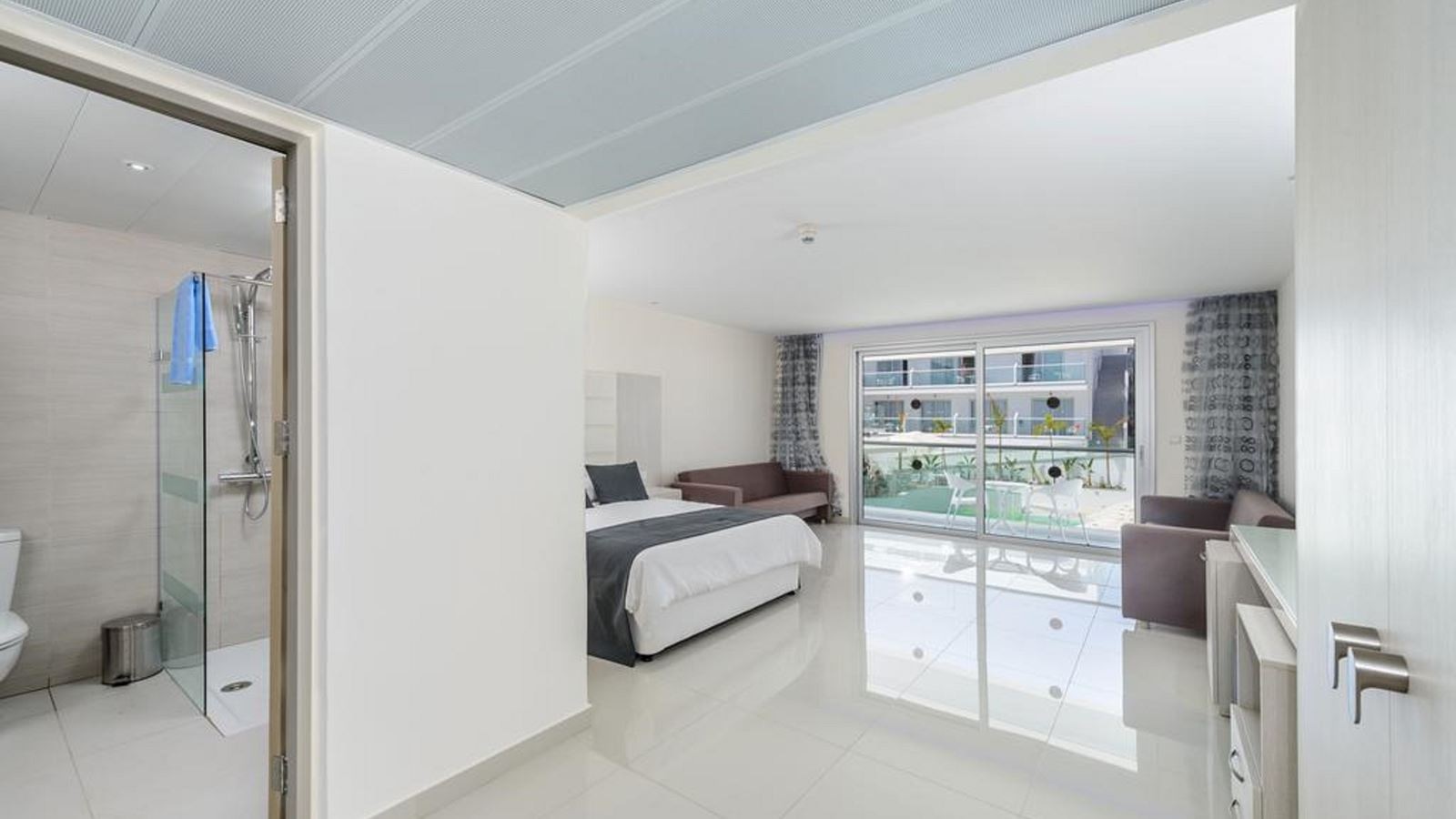 rooms-standard-familyroom-balcony