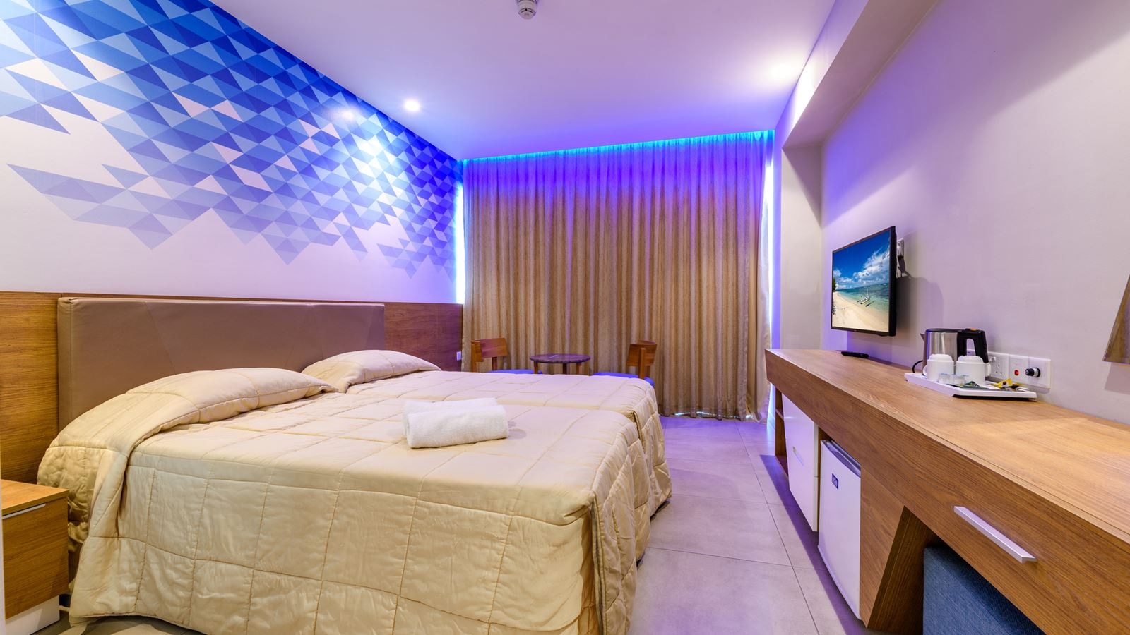 rooms-deluxe-room-balcony