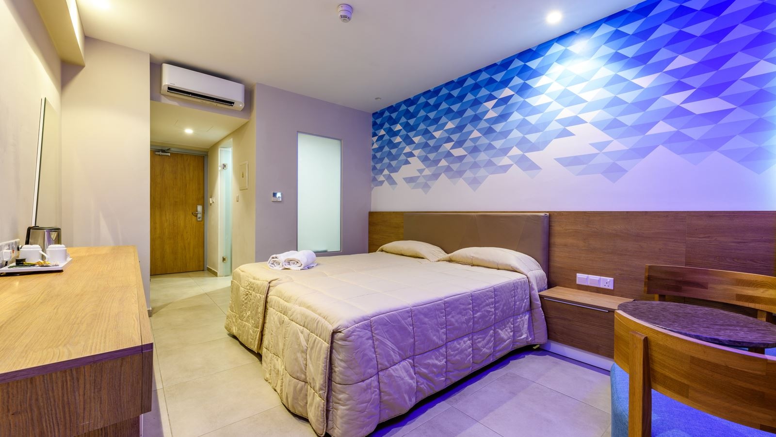 rooms-deluxe-room-poolview-balcony