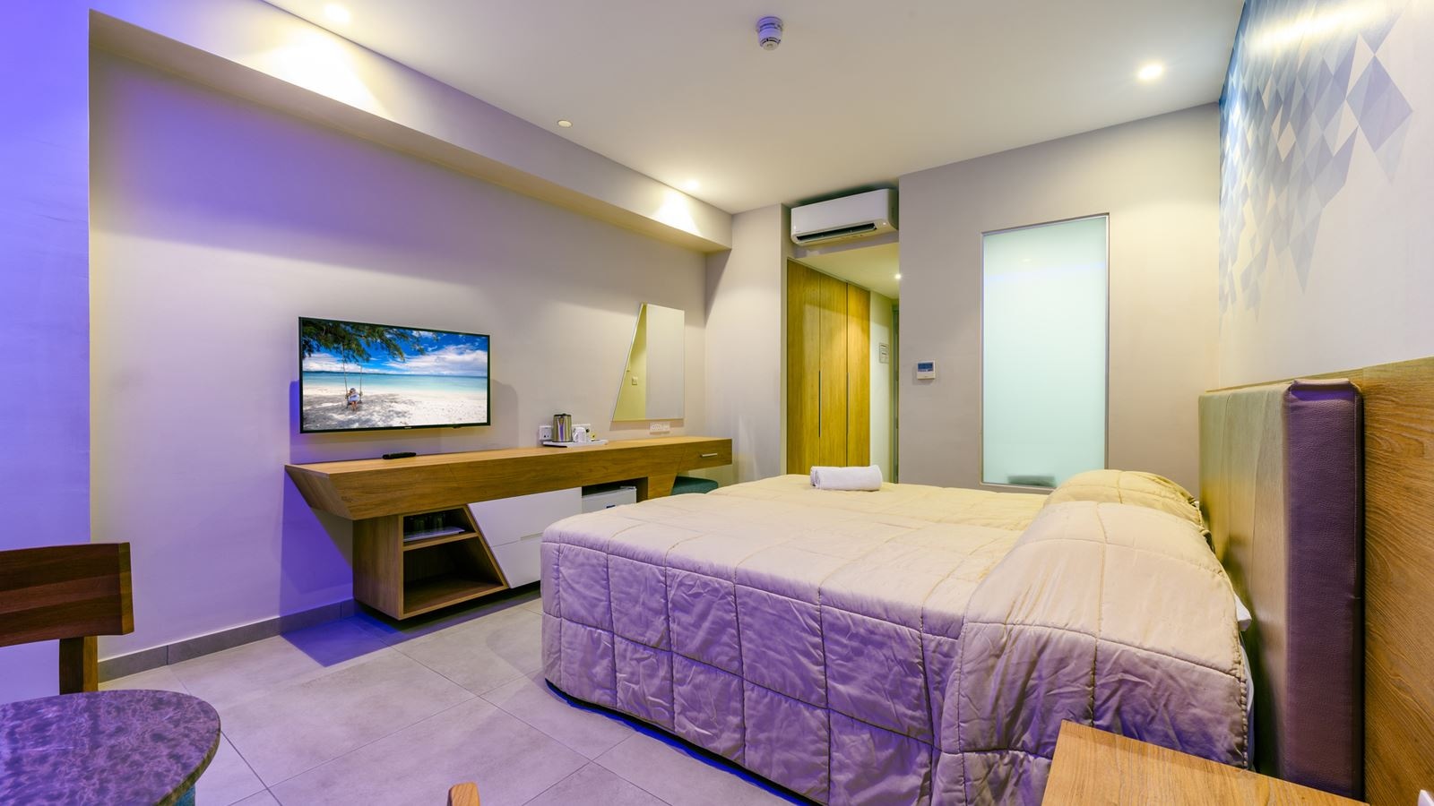 rooms-deluxe-room-balcony